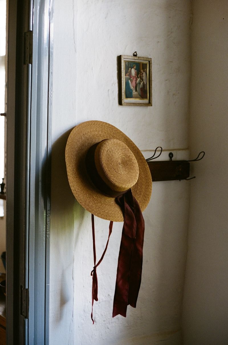 Hoed hangt aan muur als detail in interieur in België