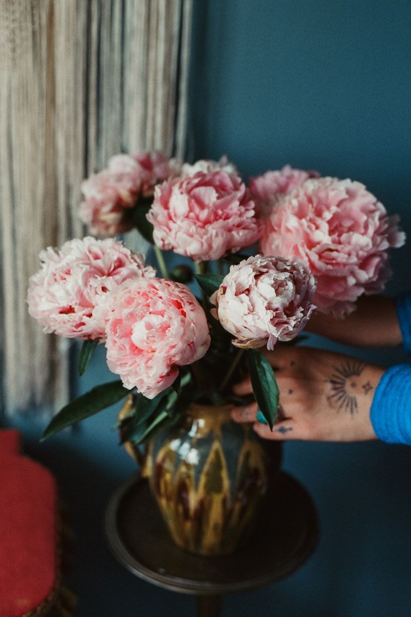 Stijlvolle bloemenvaas in levendig atelier, waar een creatieve ondernemer werkt in Amersfoort