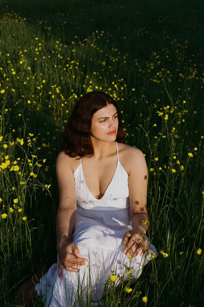 girl in floral field vrouw in bloemenveld in Utrecht