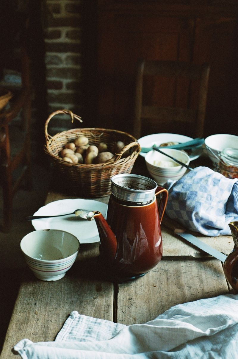 Stilleven met koffiepot en mand aardappelen in België
