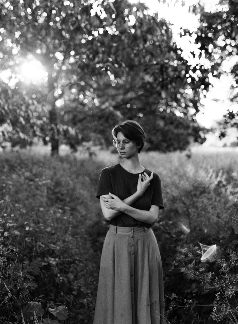 Woman in grass in Utrecht black and white
